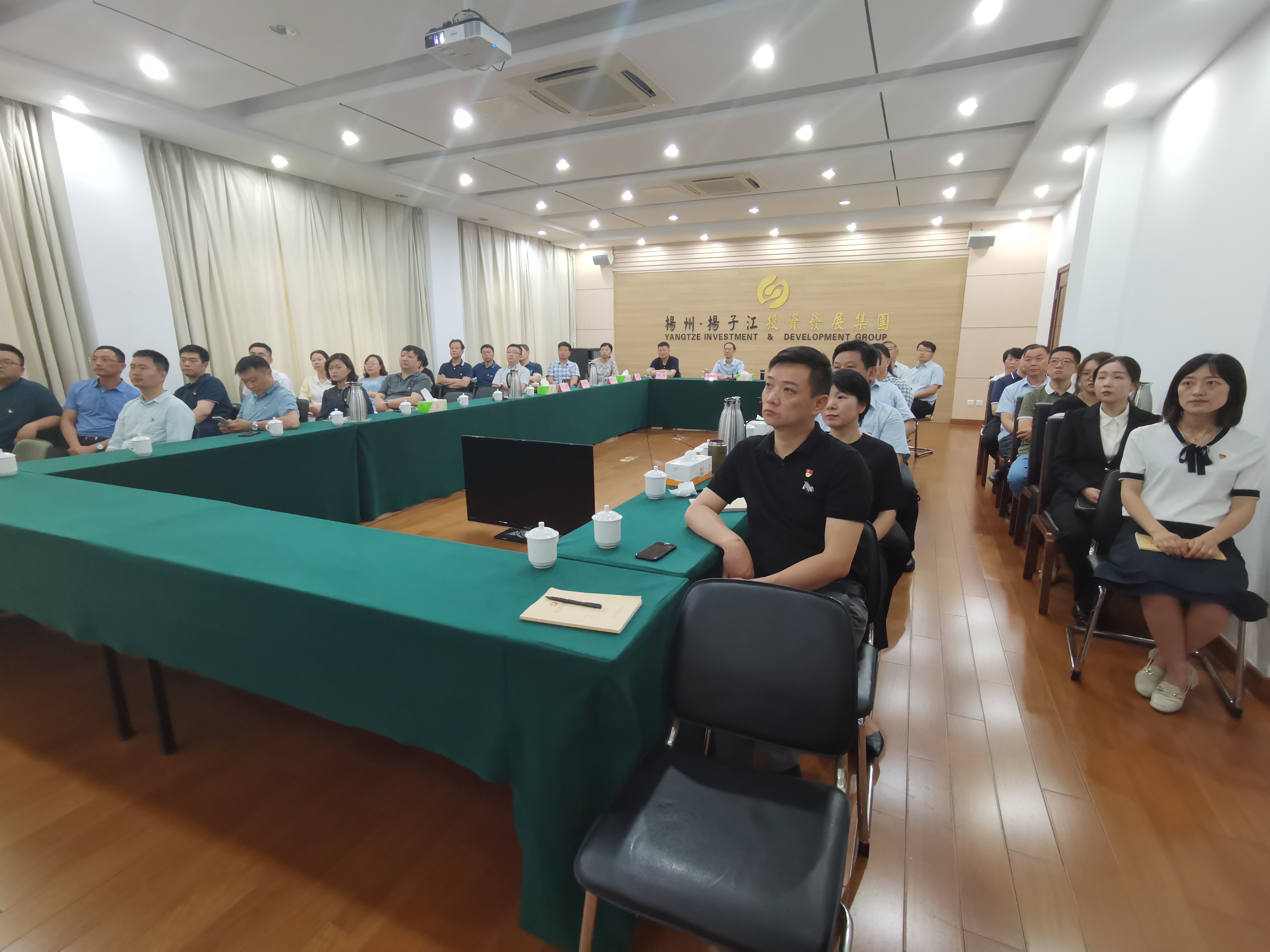 揚子江集團黨委理論中心組、全體中層干部、直屬支部全體黨員收看慶祝共產(chǎn)黨成立100周年大會.jpg